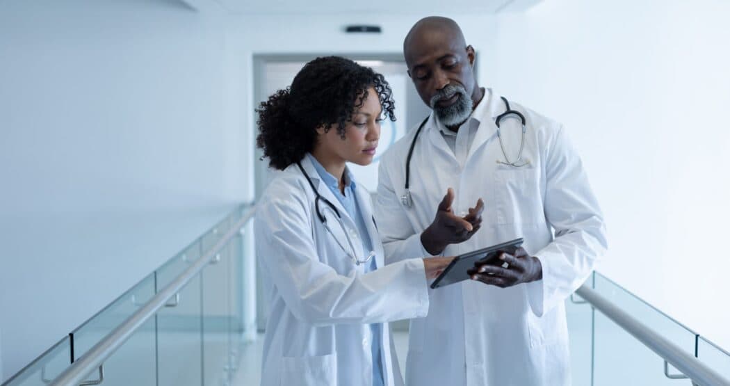 Sueldo médico urgencias España 2026: público vs privado por CCAA